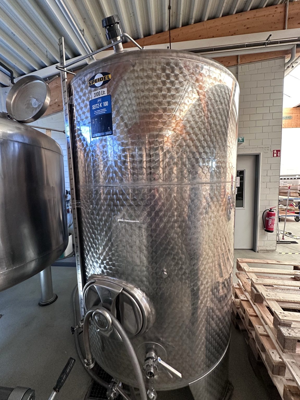 Mehrere Edelstahltanks in Lagerhalle