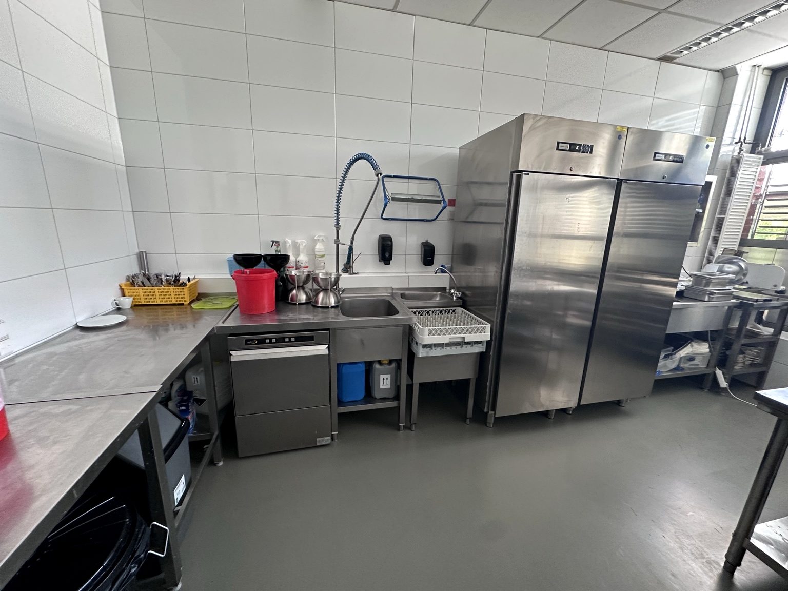 Spül- und Arbeitsbereich mit Gastro-Kühlgerät